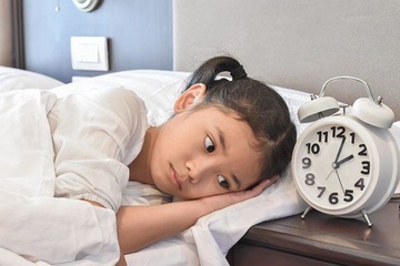 Lam gi khi tre bi mat ngu hau Covid-19? hinh anh