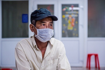 Benh nhan ung thu va bac si thuc den 1h sang cho xa tri hinh anh
