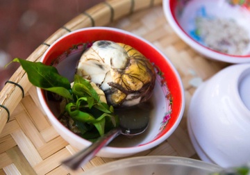 Nguoi dan ong phai nhap vien cap cuu sau khi an trung vit lon hinh anh