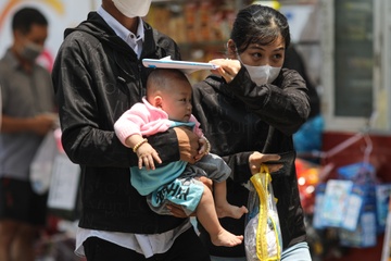 Viec can lam ngay khi tre bi soc nhiet hinh anh