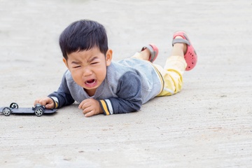 Be 6 tuoi gap tinh trang nguy hiem sau khi nga dap dau hinh anh