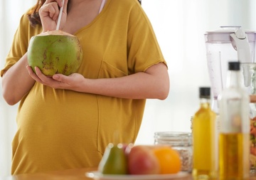 Phụ nữ mang thai có nên uống nước dừa?