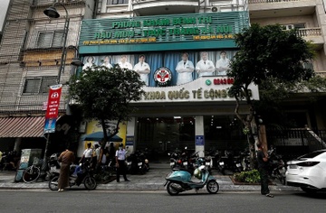 Nam dieu duong bi to quay roi benh nhan sau mo, phat hien nhiem HIV hinh anh