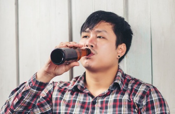 Uống rượu hay bia đỡ hại hơn với người bệnh gout?