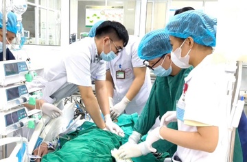 Ngung tim sau bua an long lon, bac si chay dua tung phut cuu hinh anh