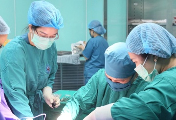 Co gai nhap vien voi vung kin bien dang, chay mau hinh anh