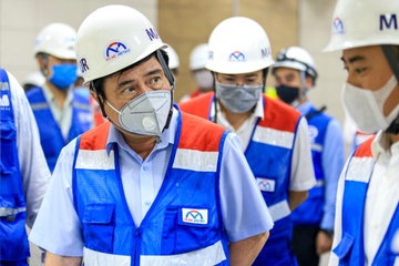 Lanh dao TP.HCM tham quan ga metro ngam dau tien hinh anh
