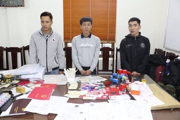 Bat 3 can bo o Thanh Hoa trong duong day lam van bang, chung chi gia hinh anh