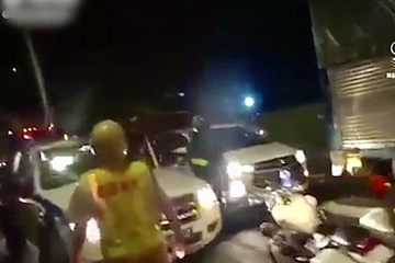 Tai xe huc vang moto cua CSGT TP.HCM de chay tron hinh anh