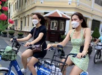 Tranh nhau di xe dap cong cong cuoi tuan o TP.HCM hinh anh