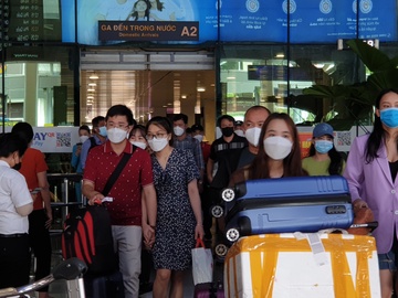 Hon 45.000 khach do bo san bay Tan Son Nhat ngay cuoi ky nghi gio To hinh anh
