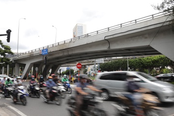Xe hoi duoc qua cau Nguyen Huu Canh tu cuoi thang 2 hinh anh
