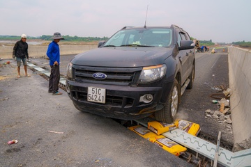 Xe ban tai dam hong khe co gian khi tu y vao cao toc Phan Thiet hinh anh