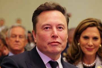 CEO TikTok tich cuc nhan tin cho Elon Musk hinh anh