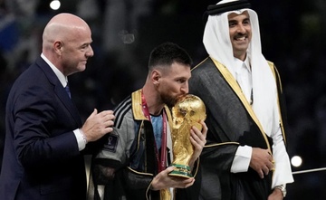 Y nghia chiec ao choang den Messi mac khi nang cup hinh anh