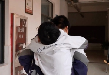 Cau be 6 nam lien cong ban toi truong hinh anh