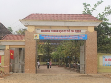 Xo xat gio ra choi, nam sinh lop 7 bi ban danh trong thuong hinh anh