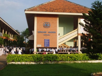 8 nam sinh o TP.HCM bi giam thi yeu cau coi do de kiem tra thuoc la hinh anh