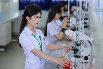 Cac truong Y Duoc tuyen thi sinh co SAT, IELTS hinh anh