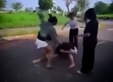 Nu sinh lop 7 o Long An bi ban danh va lot do o khu vang nguoi hinh anh