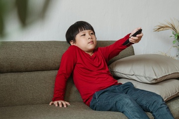Me mang ca o cam, dieu khien TV len cong ty de 'khoi nghi he' khoi xem hinh anh