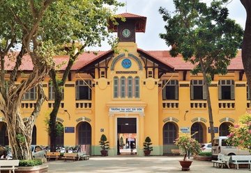 Mot dai hoc o TP.HCM lap to kiem tra trang phuc, ung xu cua sinh vien hinh anh