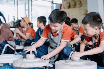 Nhieu gia dinh cai nhau om toi chi vi lich trong con nghi he hinh anh