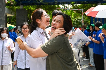 Si tu om chat co giao an mung sau mon thi dau tien hinh anh