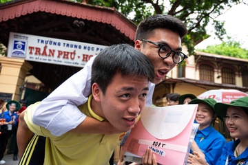 Roi phong thi tot nghiep THPT, thi sinh ho to ‘chi co the la 10 diem’ hinh anh