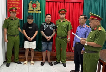 Tin moi nhat vu 2 nam sinh bi danh da man trong quan net hinh anh