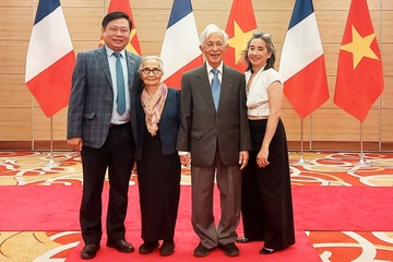 Vợ chồng giáo sư Việt được thăng hạng huân chương Bắc đẩu Bội tinh