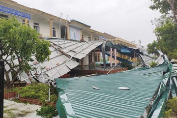 Bao Kajiki lat tung mai, danh sap nhieu phong hoc o Ha Tinh hinh anh