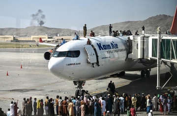 Hang loat rocket na vao san bay Kabul hinh anh