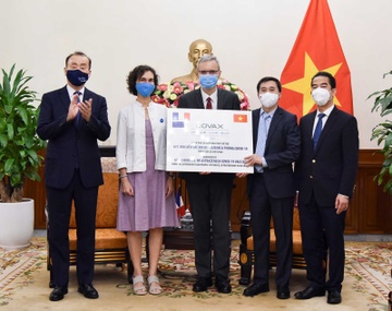 Viet Nam tiep nhan 1,5 trieu lieu vaccine Covid-19 tu Phap va Italy hinh anh