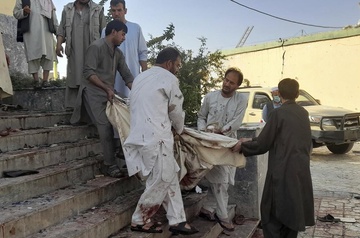 Hien truong vu danh bom o Afghanistan lam 100 nguoi chet va bi thuong hinh anh