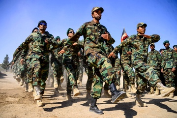 Cung do My vien tro, vi sao quan Afghanistan reu ra, Ukraine tru vung? hinh anh