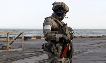 Tau dau tien cap ben Mariupol ke tu khi Nga kiem soat thanh pho hinh anh