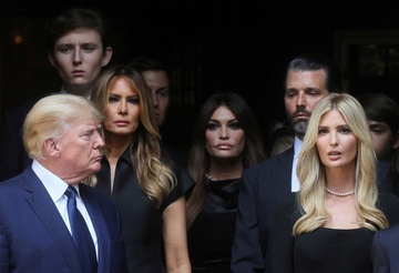 Gia dinh Trump tien dua ba Ivana lan cuoi hinh anh