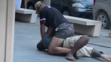 Italy rung dong vi vu nguoi di cu bi danh chet tren pho hinh anh