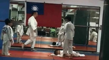 Cau be Dai Loan tu vong sau khi bi vat 27 lan trong lop judo hinh anh