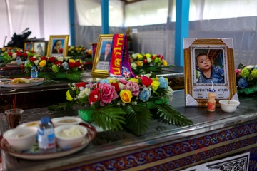 Quoc vuong Thai Lan chia se noi dau voi gia dinh nan nhan vu xa sung hinh anh