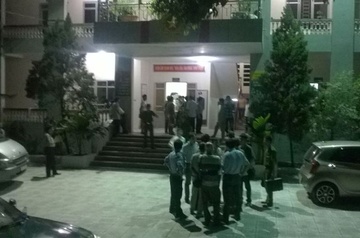 Canh sat dot kich bat nhieu kiem lam nghi dang nhan hoi lo hinh anh