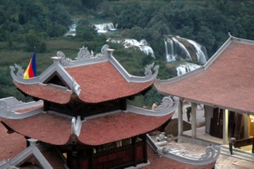 Ngoi chua tuyet dep canh thac Ban Gioc hinh anh