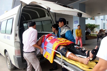Xe cap cuu doi dau xe tai, 7 nguoi bi thuong hinh anh