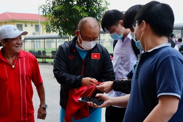 Buoi tap cua U23 Viet Nam thu hut nguoi ham mo Phu Tho hinh anh