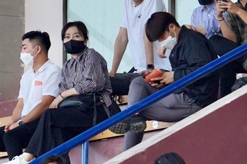 Vo va nguoi dai dien HLV Park xem tran U23 Viet Nam gap U20 Han Quoc hinh anh
