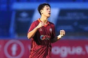 CLB Binh Dinh chieu mo cau thu Viet kieu Viktor Le hinh anh