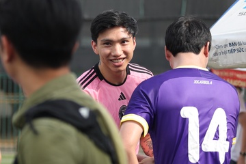 HLV Kim Sang-sik gap Van Hau o san bong phui hinh anh