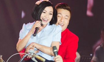 Phuong Thanh ep Lam Truong thay ao ngay tren san khau hinh anh