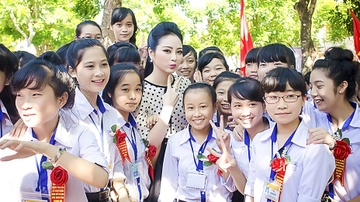 Ngoc Anh rang ro tro ve truong cu du le khai giang hinh anh